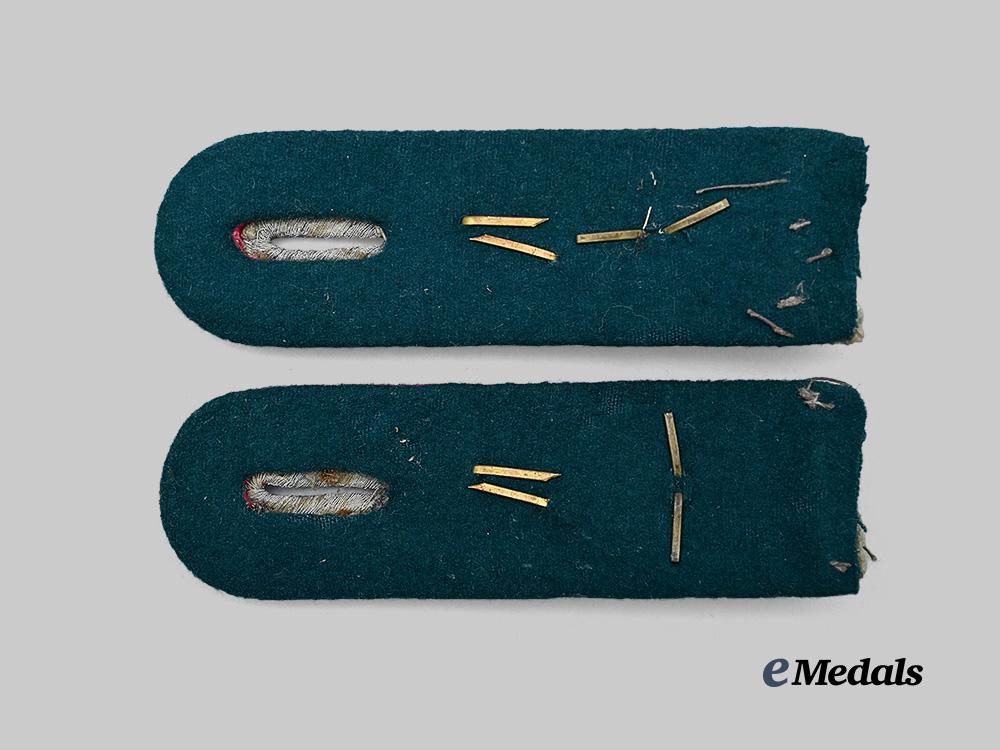 germany,_wehrmacht._a_set_of_company-_grade_administration_shoulder_boards_e_medals__m0676-340_3