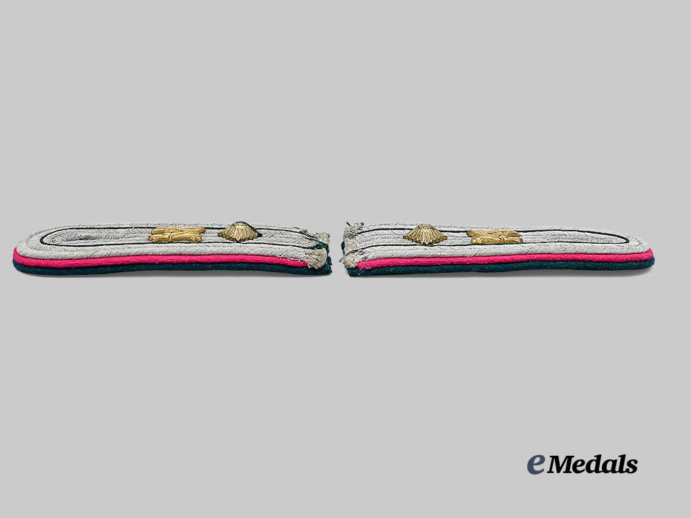 germany,_wehrmacht._a_set_of_company-_grade_administration_shoulder_boards_e_medals__m0676-340_4