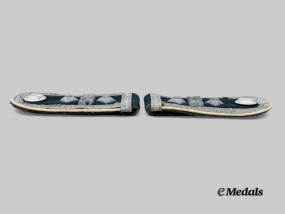 germany,_heer._a_set_of_infantry_oberfeldwebel_rank_insignia_e_medals__m0676-344_4
