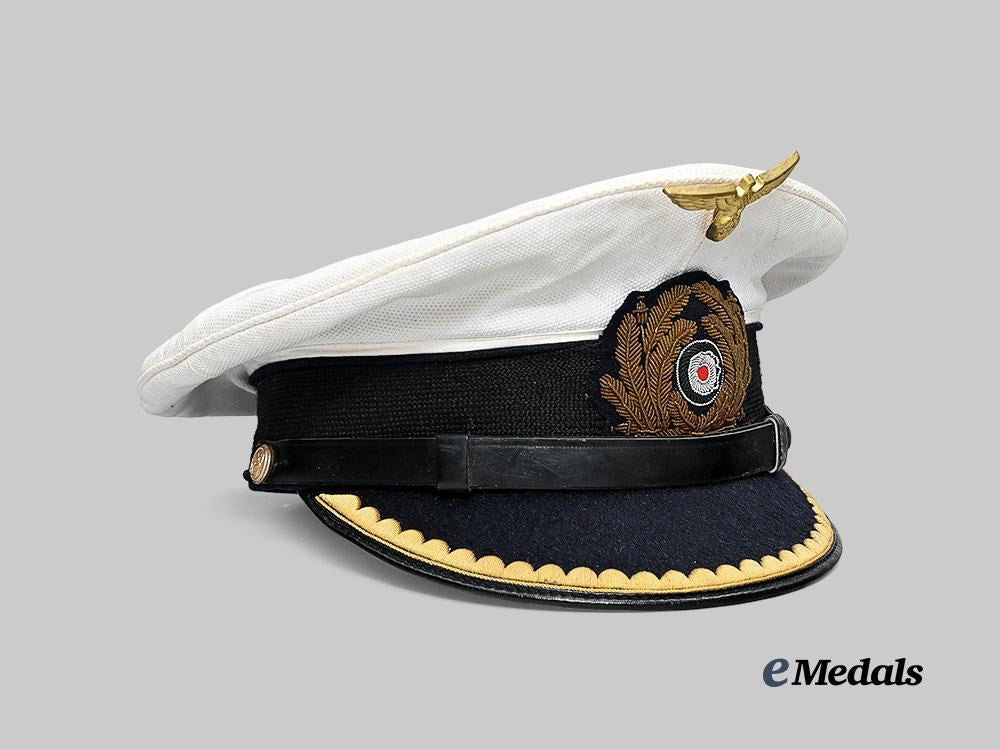 germany,_kriegsmarine._a_junior_officer’s_white_visor_cap_e_medals__m0676-413_4