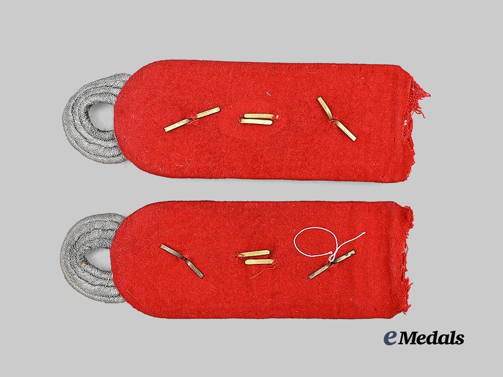 germany,_luftwaffe._a_set_of_artillerie-_regiment5_oberst_shoulder_boards_e_medals__m0676-455_3