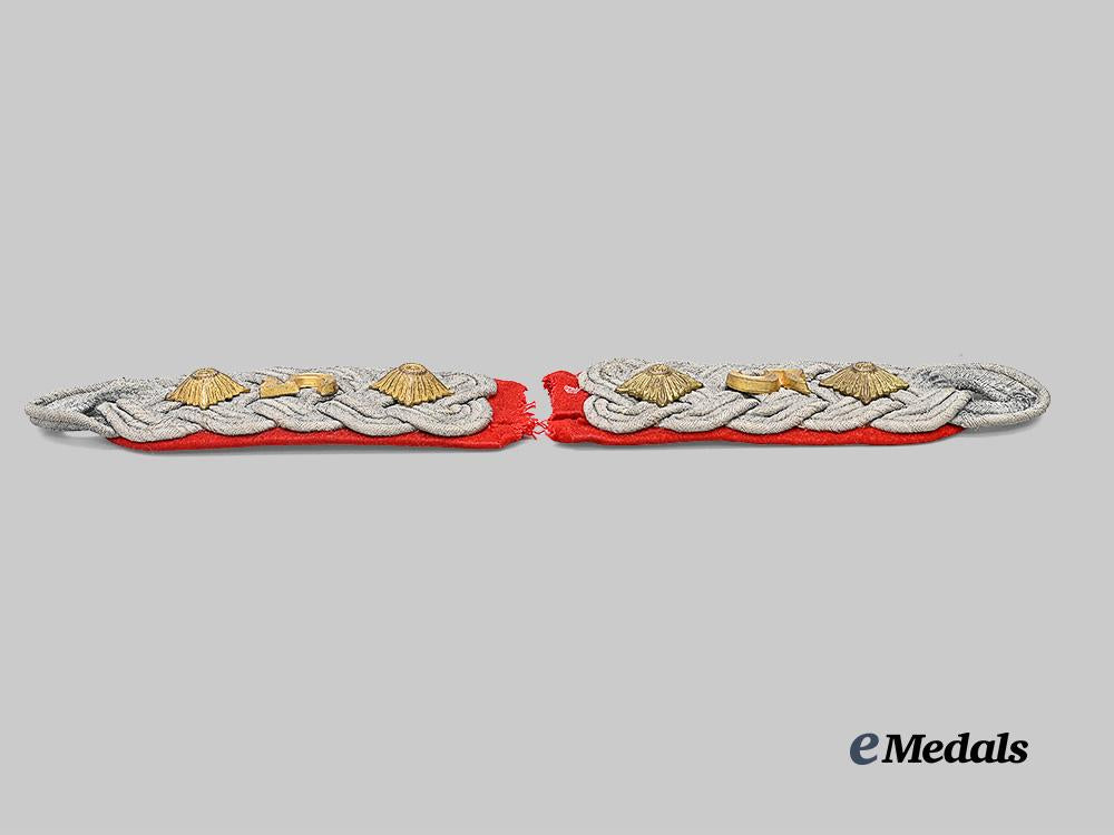 germany,_luftwaffe._a_set_of_artillerie-_regiment5_oberst_shoulder_boards_e_medals__m0676-455_4