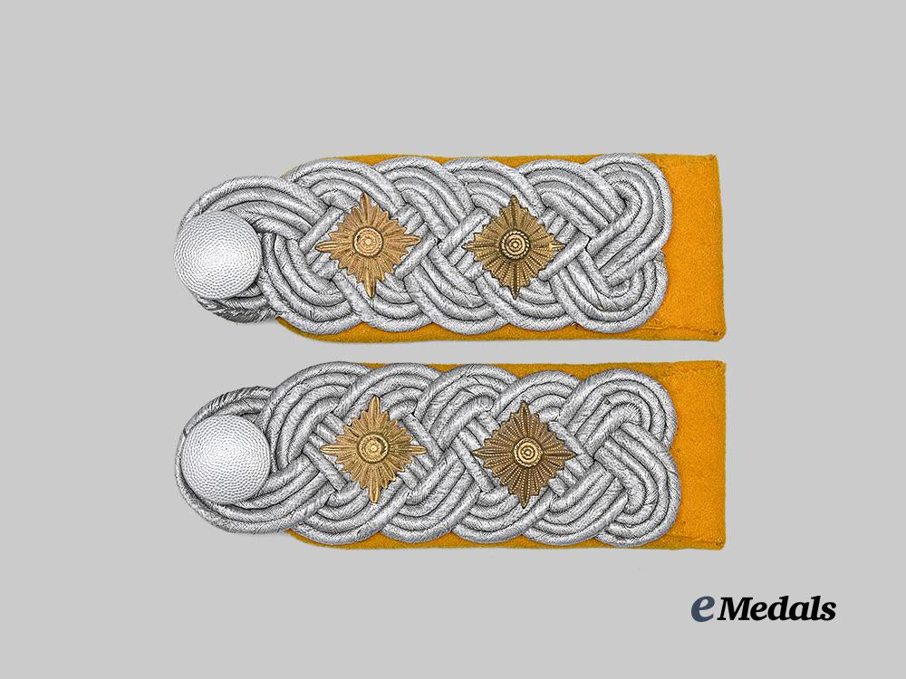 germany,_luftwaffe._a_set_of_flight_personnel/_fallschirmjäger_oberst_shoulder_boards_e_medals__m0676-456_2