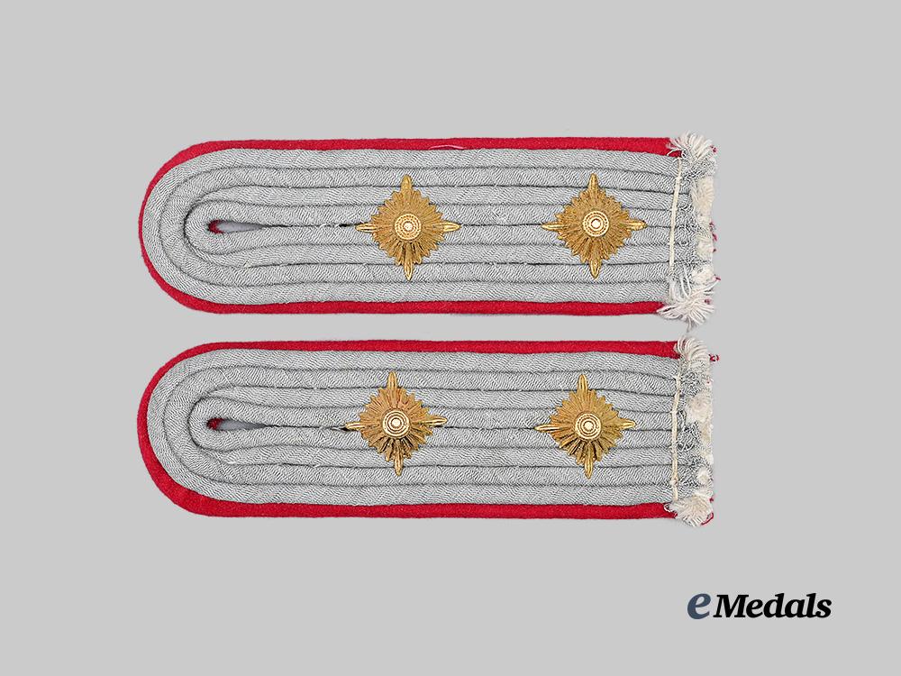 germany,_heer._a_set_of_general_staff_hauptmann_shoulder_boards_e_medals__m0676-458_2