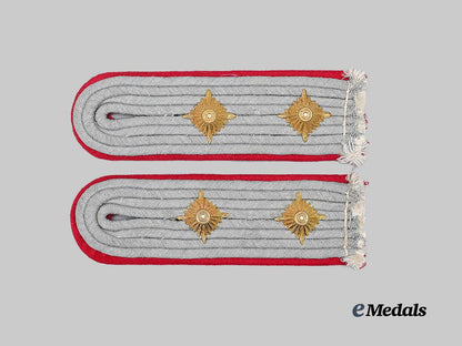 germany,_heer._a_set_of_general_staff_hauptmann_shoulder_boards_e_medals__m0676-458_2