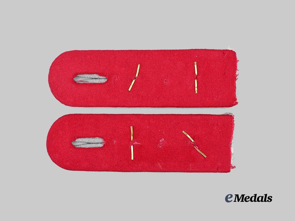 germany,_heer._a_set_of_general_staff_hauptmann_shoulder_boards_e_medals__m0676-458_3