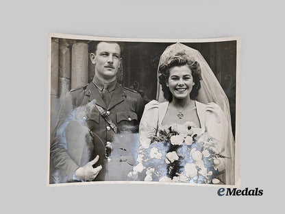 canada,_commonwealth._a_mixed_lot_of_documents_and_badges_e_medals__m0687-88_11