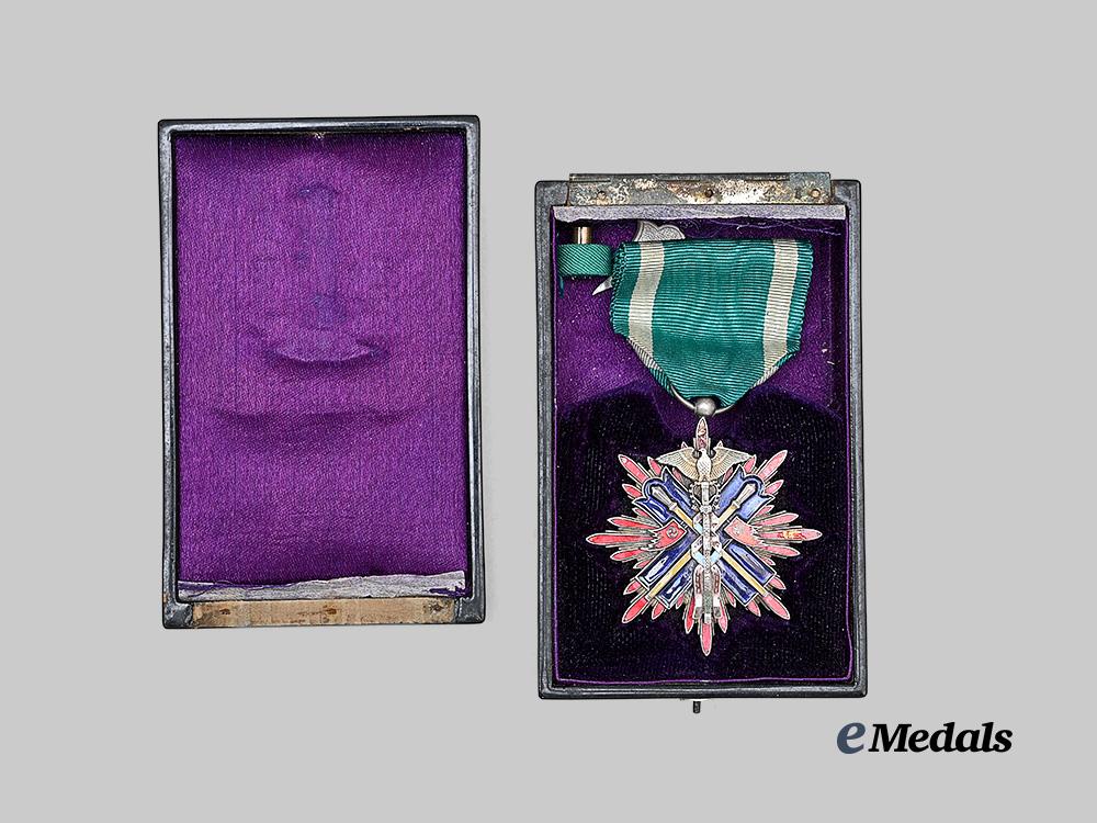 japan,_imperial._an_order_of_the_golden_kite,_v_class_e_medals__m0693-79_8