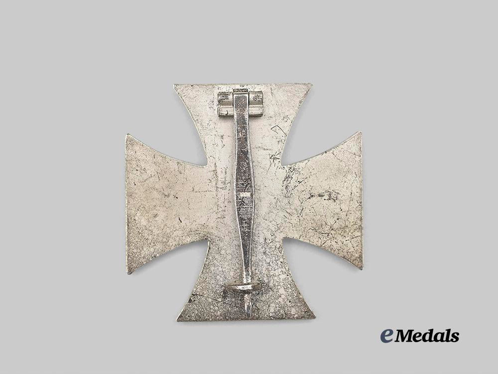 germany,_wehrmacht._a_pair_awards_for_combatants,_maker-_attributed_examples_e_medals__m0704-83_4