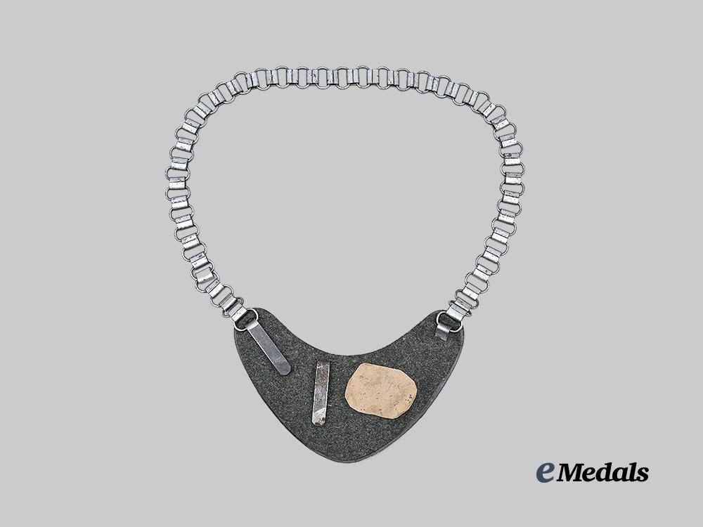 germany,_wehrmacht._a_feldgendarmerie_gorget,_by_f._w._assmann&_söhne_e_medals__m0714-2_4