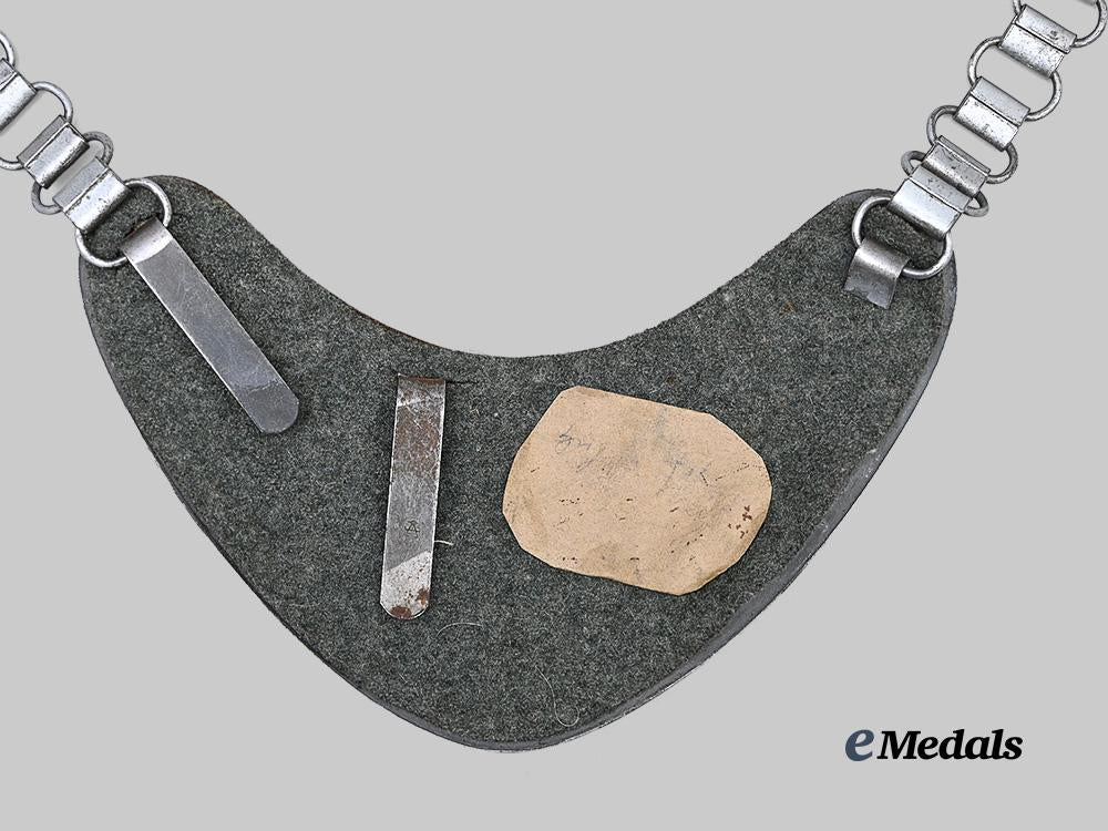 germany,_wehrmacht._a_feldgendarmerie_gorget,_by_f._w._assmann&_söhne_e_medals__m0714-2_5