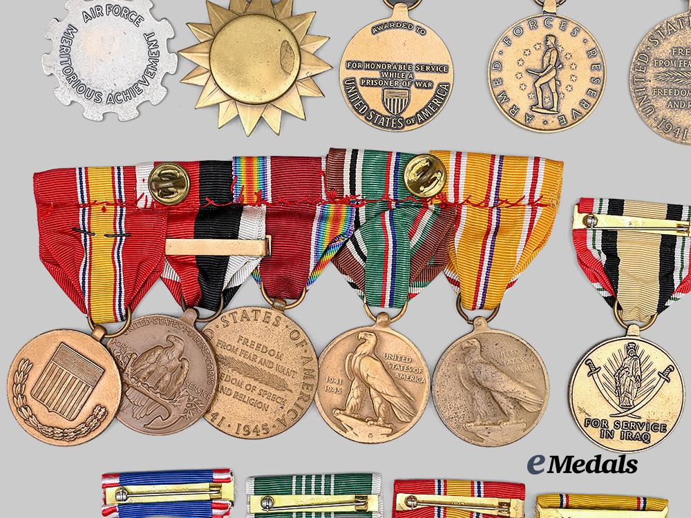 united_states._a_lot_of_service_medals&_awards_e_medals__m0717-85_10