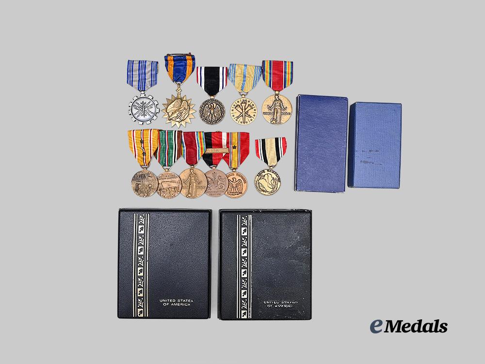 united_states._a_lot_of_service_medals&_awards_e_medals__m0717-85_2
