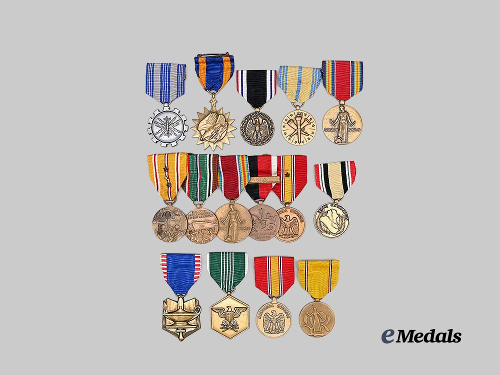 united_states._a_lot_of_service_medals&_awards_e_medals__m0717-85_4