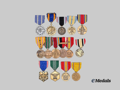 united_states._a_lot_of_service_medals&_awards_e_medals__m0717-85_4