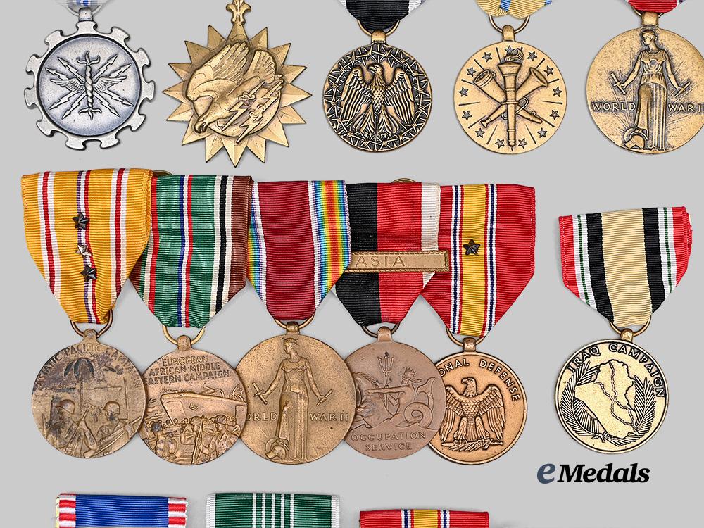 united_states._a_lot_of_service_medals&_awards_e_medals__m0717-85_6