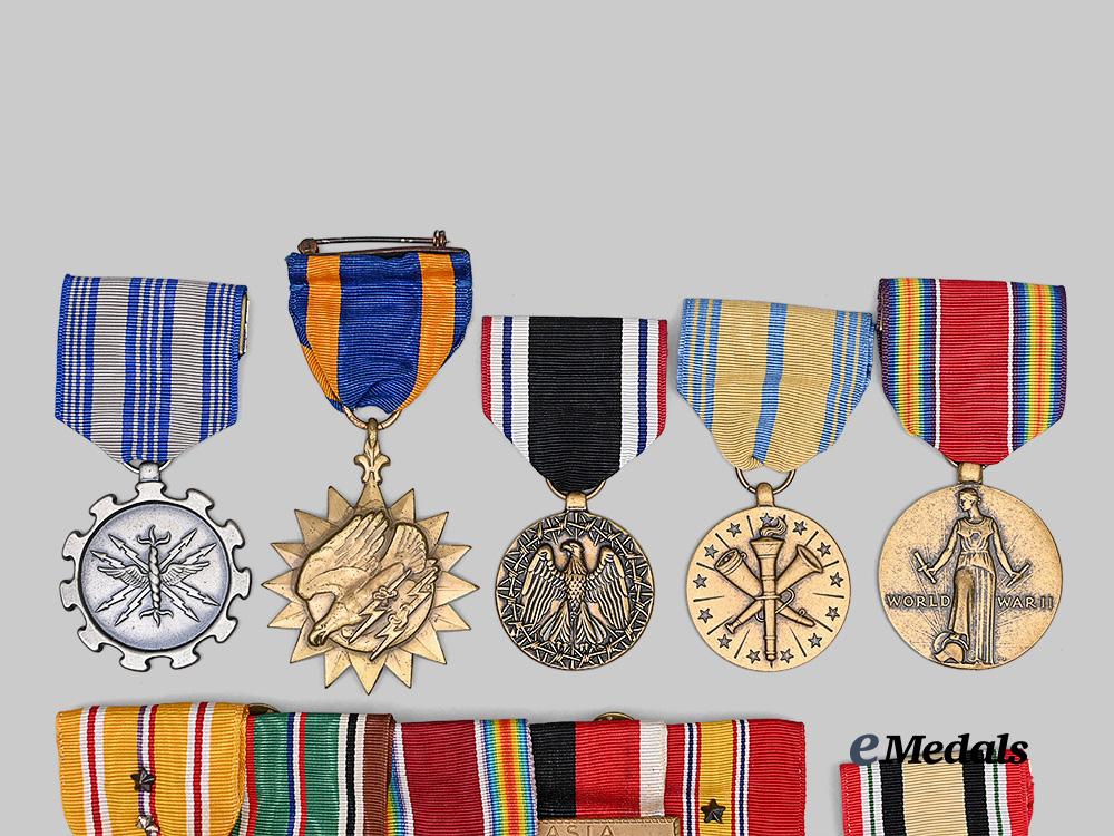 united_states._a_lot_of_service_medals&_awards_e_medals__m0717-85_7