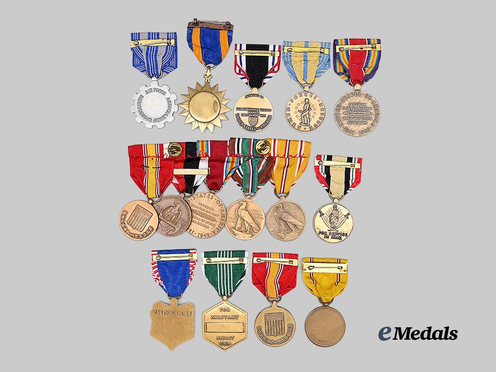 united_states._a_lot_of_service_medals&_awards_e_medals__m0717-85_8