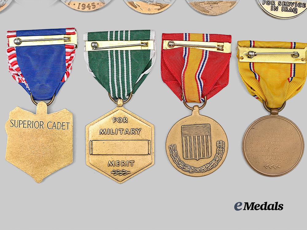 united_states._a_lot_of_service_medals&_awards_e_medals__m0717-85_9