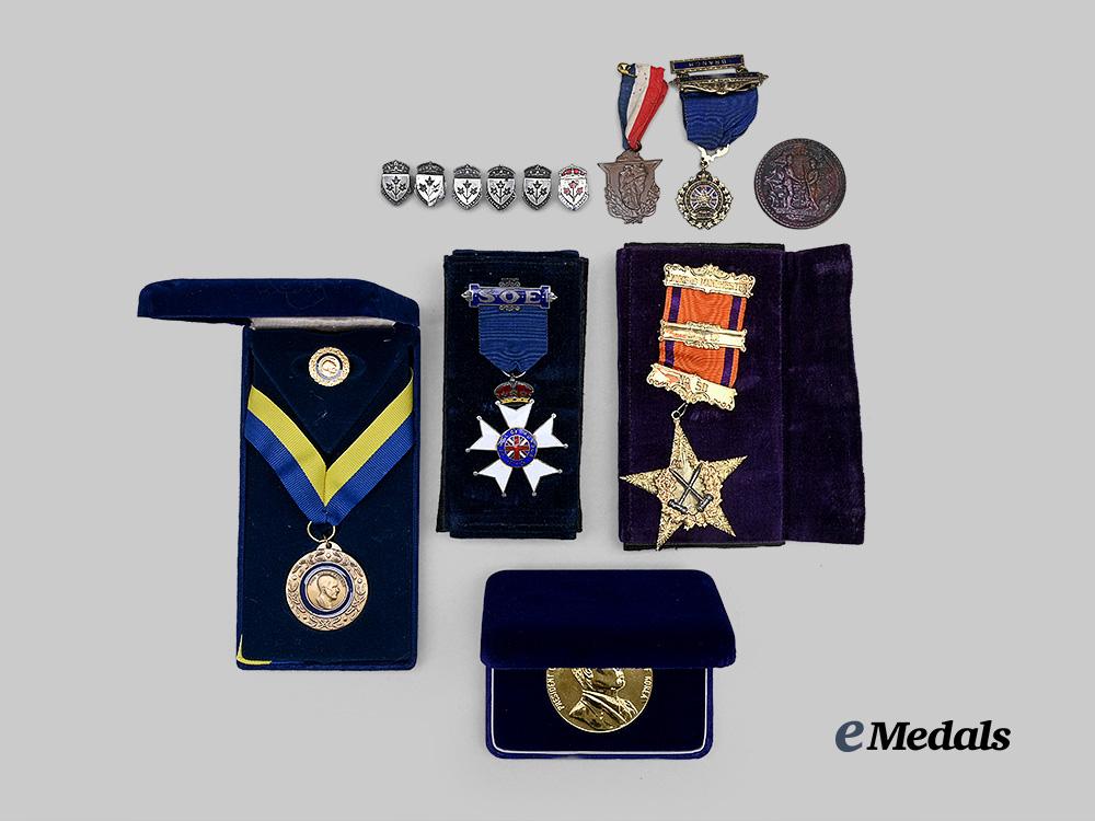 canada,_commonwealth._a_lot_of_medals,_badges,_and_awards_e_medals__m0717-96_3