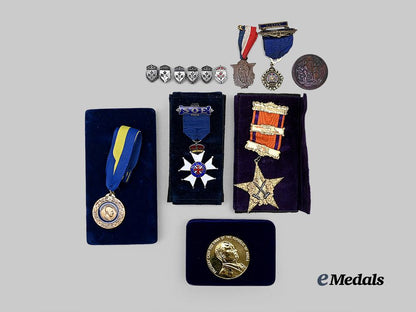 canada,_commonwealth._a_lot_of_medals,_badges,_and_awards_e_medals__m0717-96_4