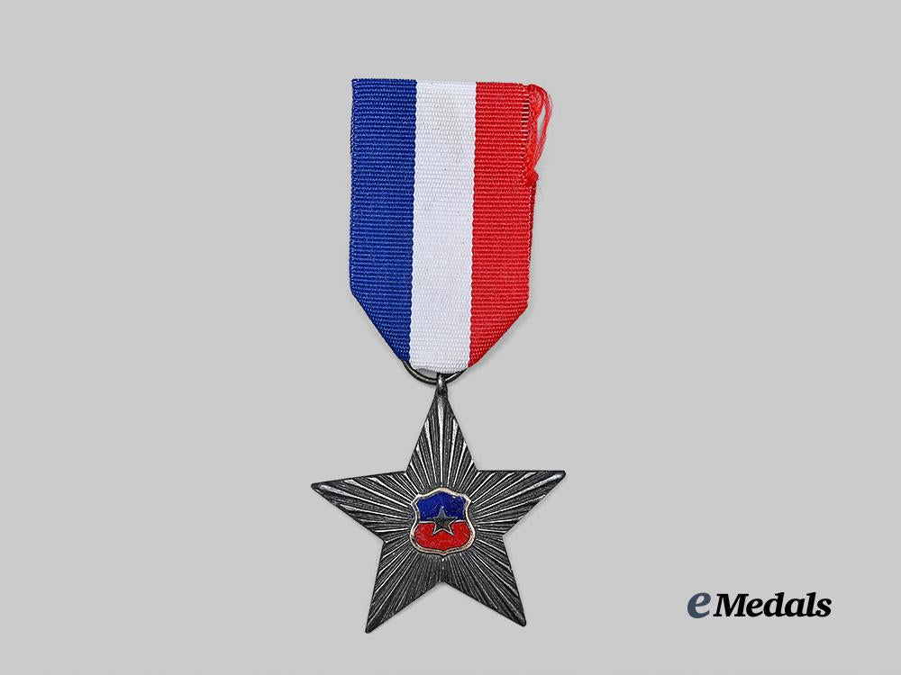 chile,_republic._a_decoration_for_military_merit,_i_i_i_class_e_medals__w6932_2