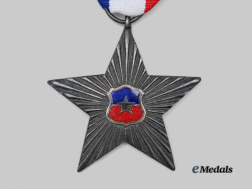 chile,_republic._a_decoration_for_military_merit,_i_i_i_class_e_medals__w6932_3