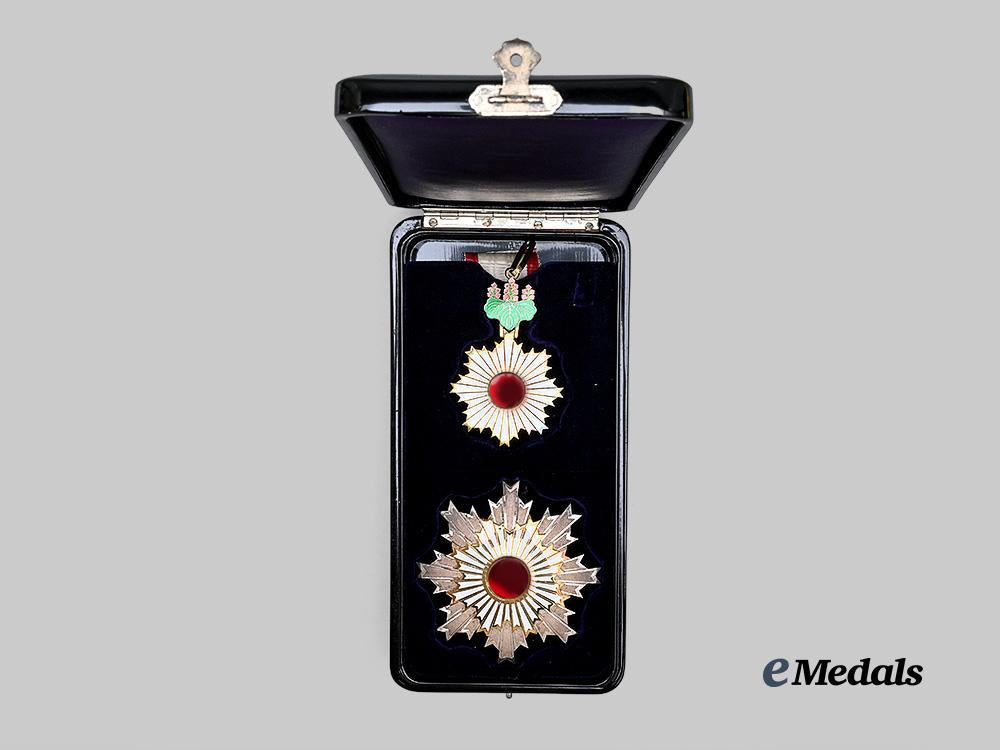 japan,_imperial._a_mint_order_of_the_rising_sun,_i_i_class_set,_in_case_e_medals__w8371_5