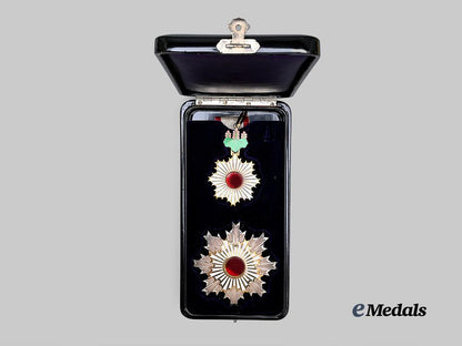 japan,_imperial._a_mint_order_of_the_rising_sun,_i_i_class_set,_in_case_e_medals__w8371_5