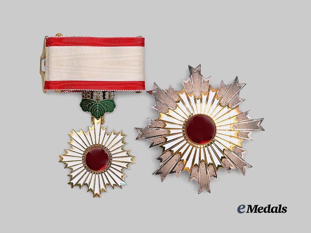 japan,_imperial._a_mint_order_of_the_rising_sun,_i_i_class_set,_in_case_e_medals__w8371_7