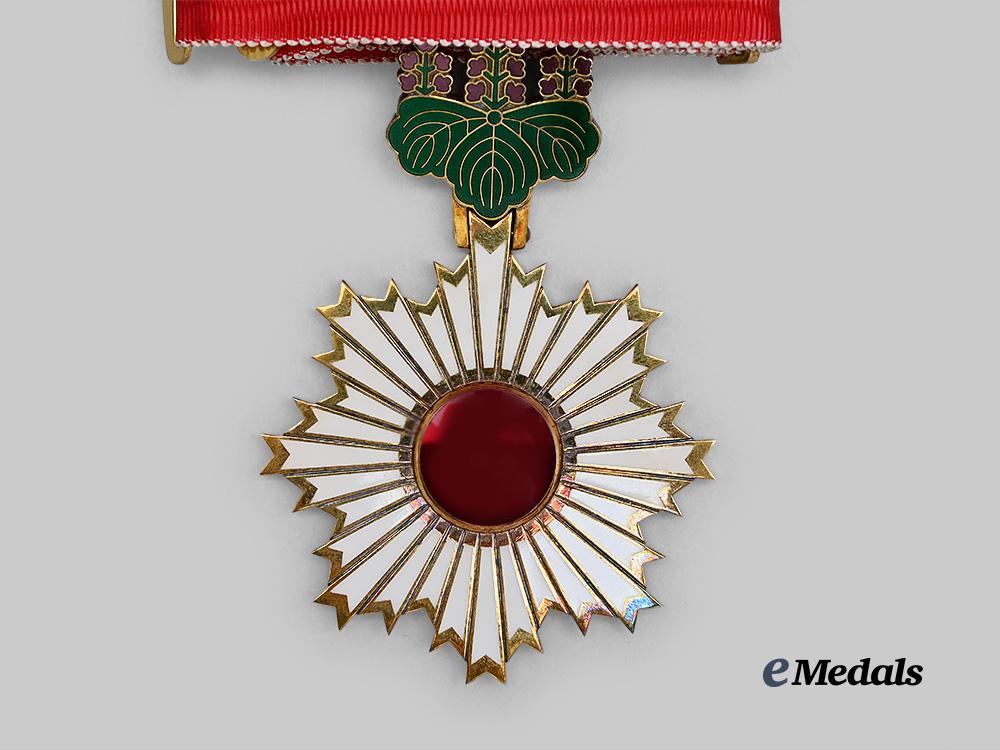 japan,_imperial._a_mint_order_of_the_rising_sun,_i_i_class_set,_in_case_e_medals__w8371_9