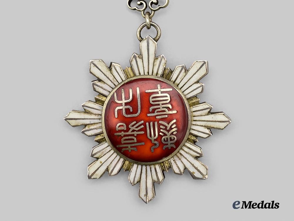 china,_republic._an_order_of_the_golden_grain,_i_i_i_class_in_case_e_medals__w8397_2