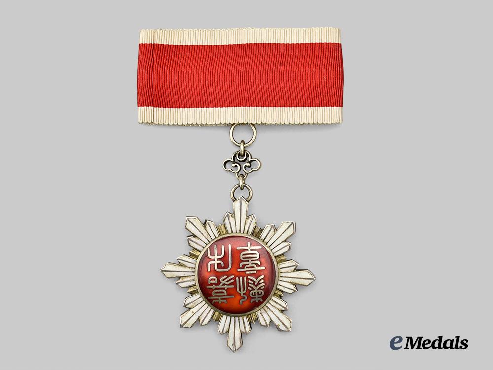 china,_republic._an_order_of_the_golden_grain,_i_i_i_class_in_case_e_medals__w8397_3