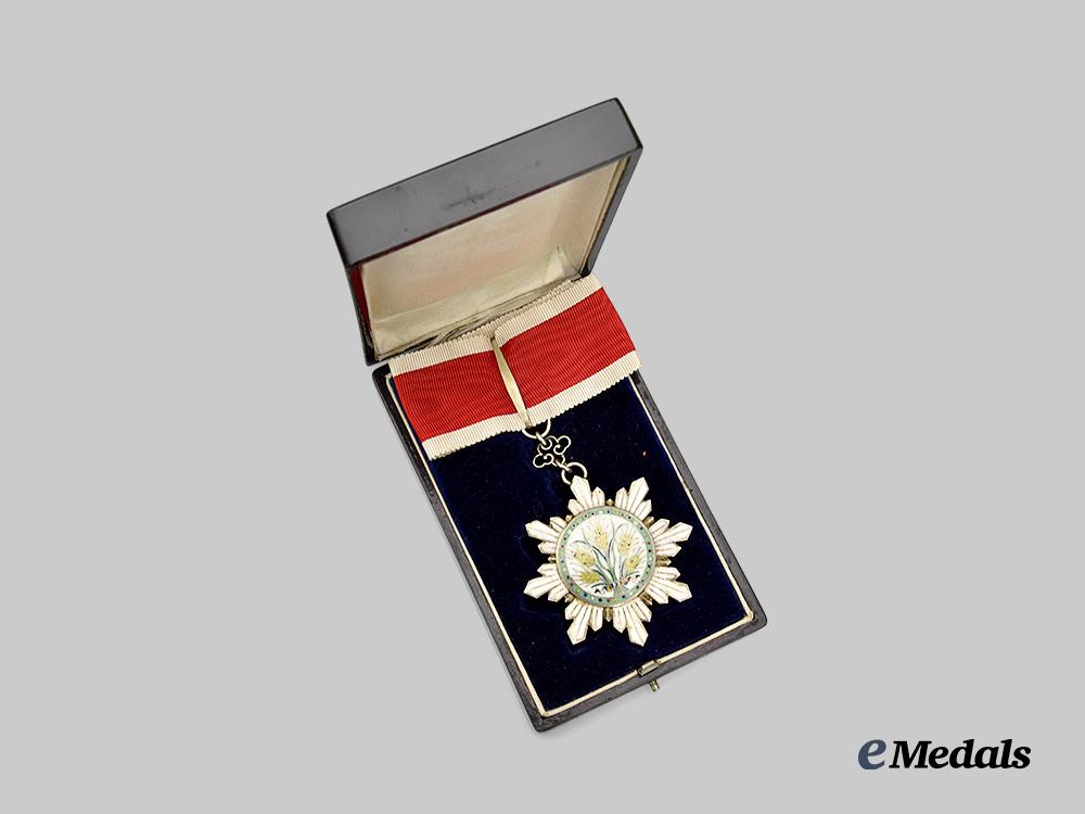 china,_republic._an_order_of_the_golden_grain,_i_i_i_class_in_case_e_medals__w8397_7