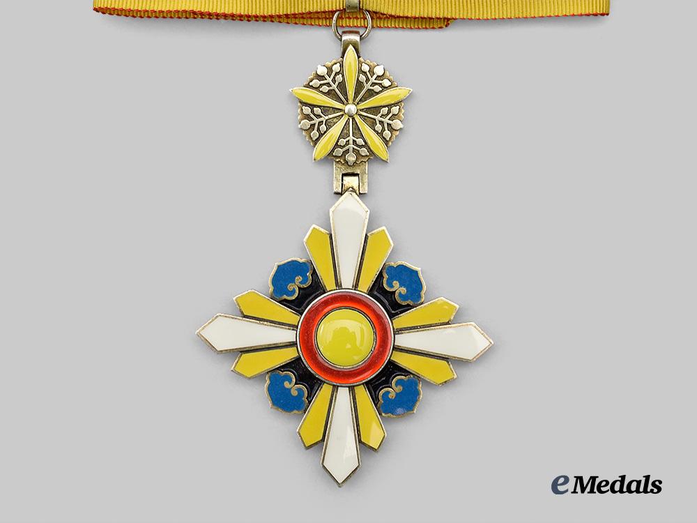 japan,_manchukuo._an_order_of_the_auspicious_clouds,_i_i_i_class_e_medals__w8432_5