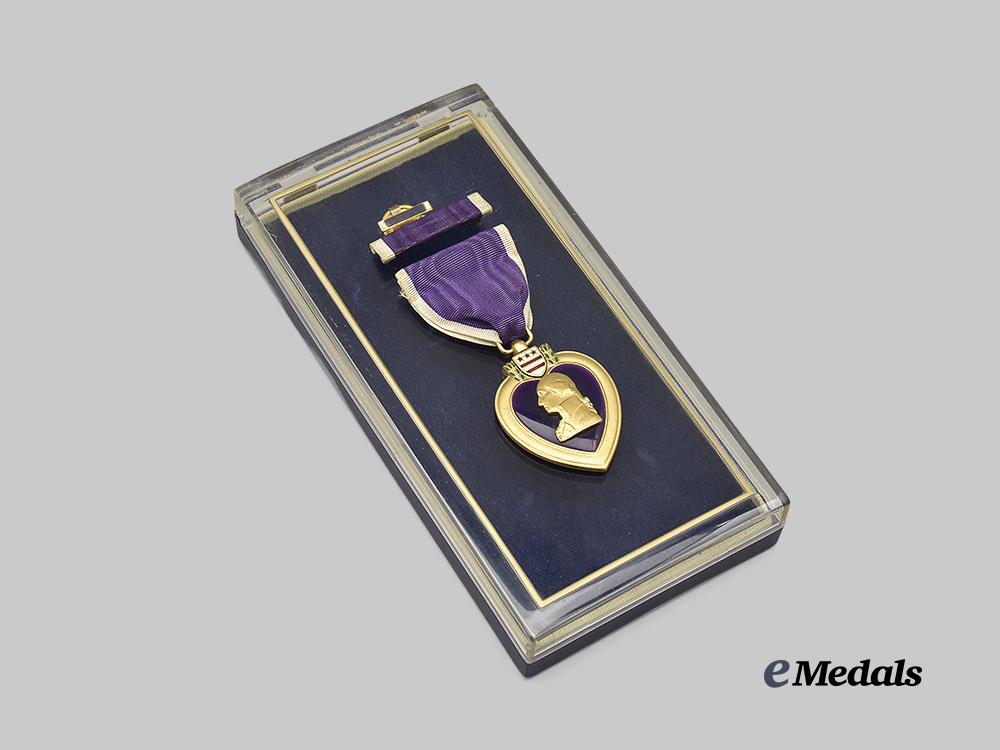 united_states._a_purple_heart_in_case_e_medals__w8462_4