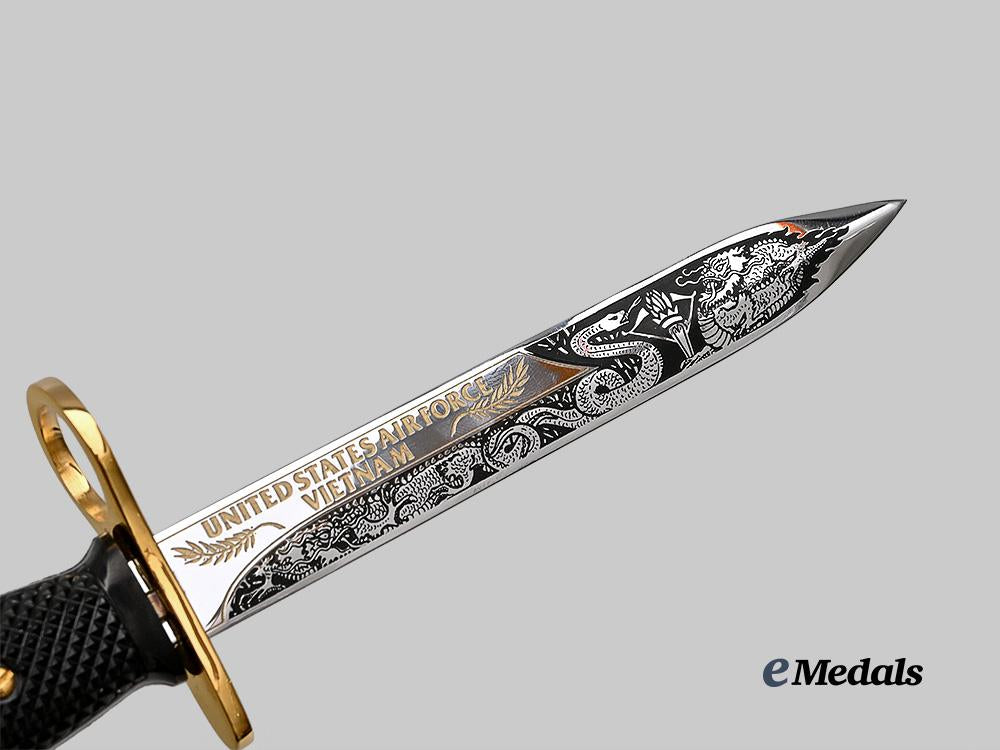united_states._a_u._s_army_vietnam_commemorative_bayonet_of_honour,_in_case_e_medals__w8470_11
