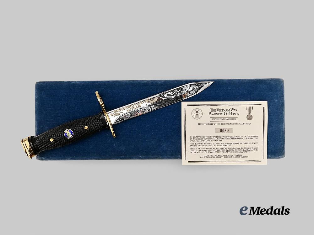united_states._a_u._s_army_vietnam_commemorative_bayonet_of_honour,_in_case_e_medals__w8470_5
