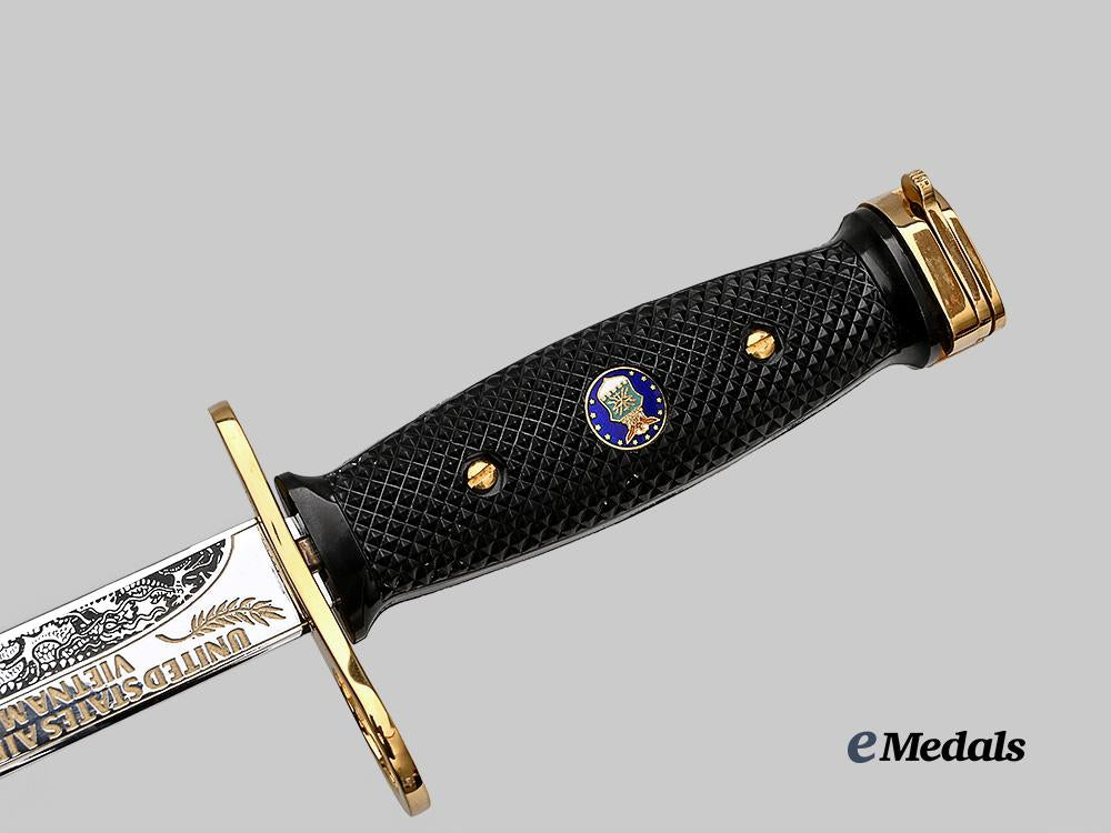 united_states._a_u._s_army_vietnam_commemorative_bayonet_of_honour,_in_case_e_medals__w8470_9
