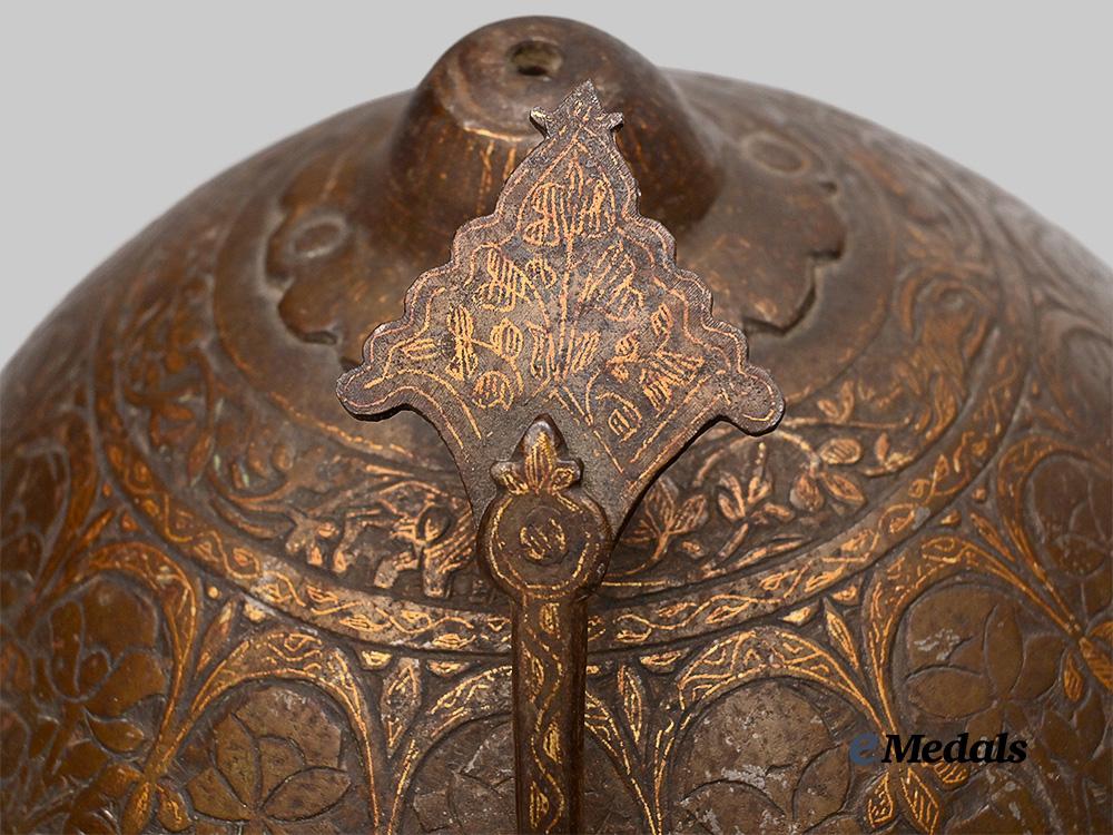 india,_persia._an18th_century_top(_kulah_khuds)_helmet_e_medals__w8481_10