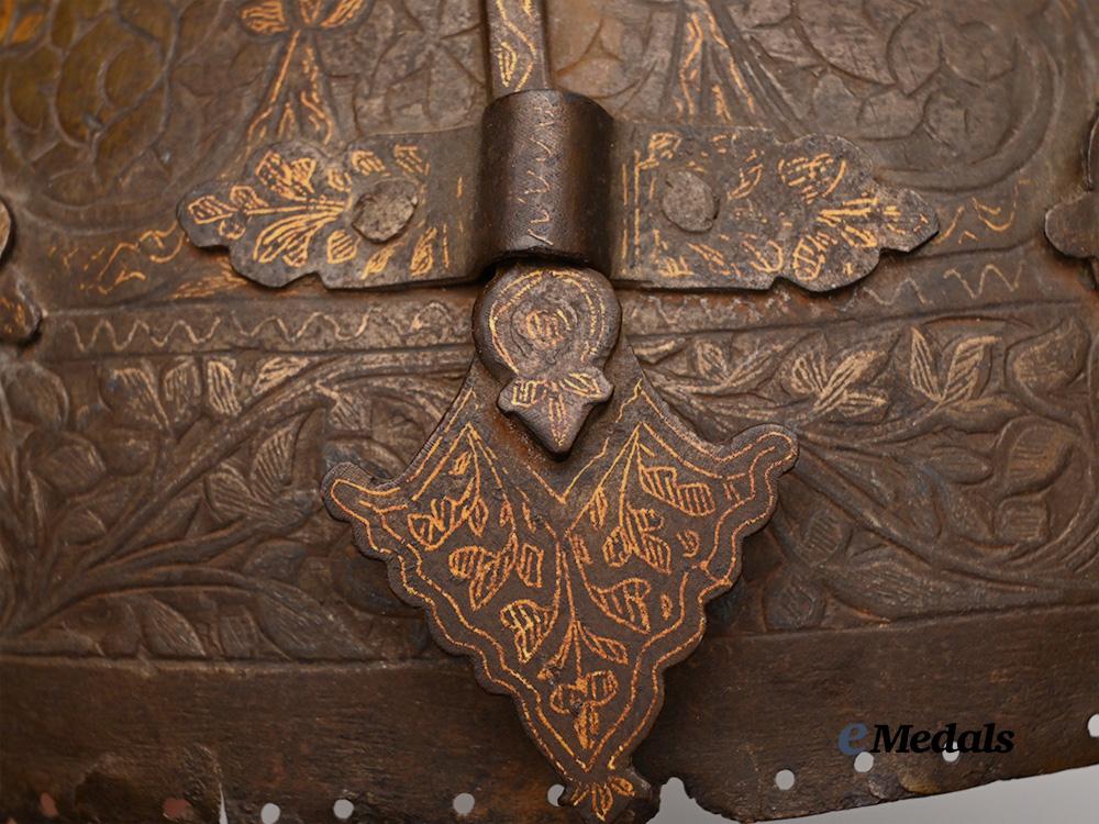 india,_persia._an18th_century_top(_kulah_khuds)_helmet_e_medals__w8481_9
