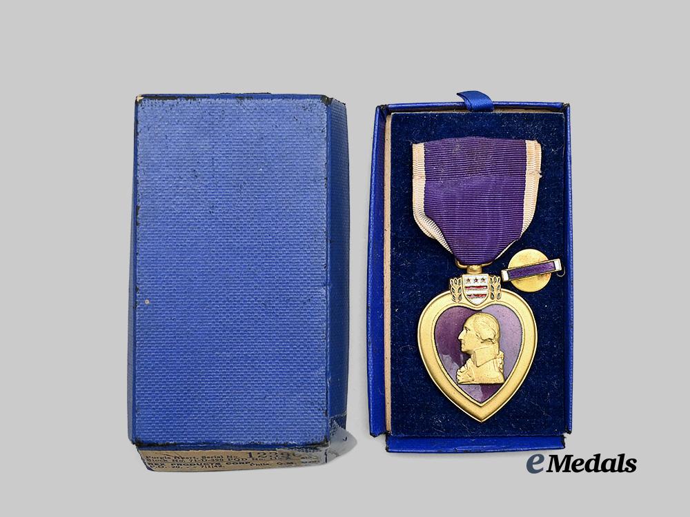 united_states._a_numbered_purple_heart_in_case_e_medals__w8517_3
