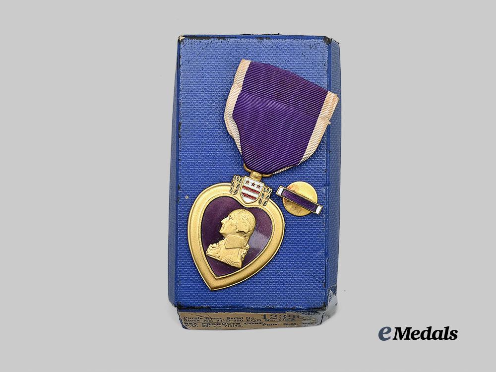 united_states._a_numbered_purple_heart_in_case_e_medals__w8517_4