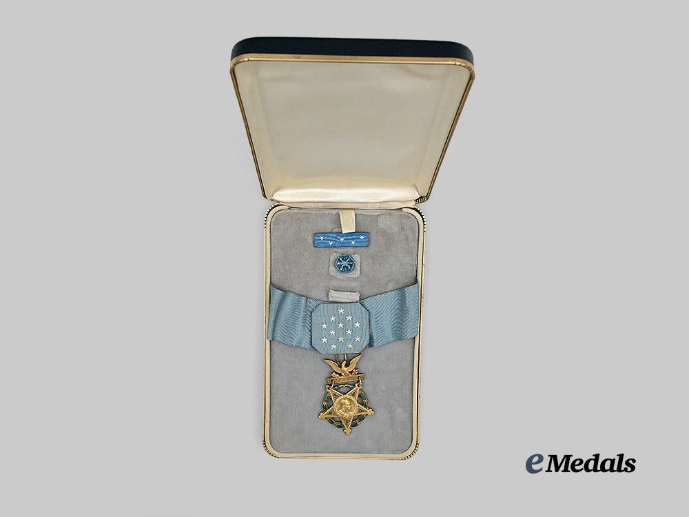 united_states._a_vietnam_era_army_medal_of_honour,_in_case_e_medals__w8547_3
