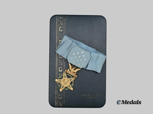 united_states._a_vietnam_era_army_medal_of_honour,_in_case_e_medals__w8547_4