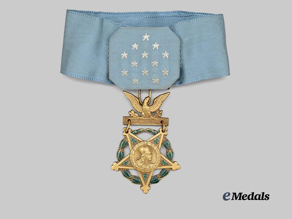 united_states._a_vietnam_era_army_medal_of_honour,_in_case_e_medals__w8547_5