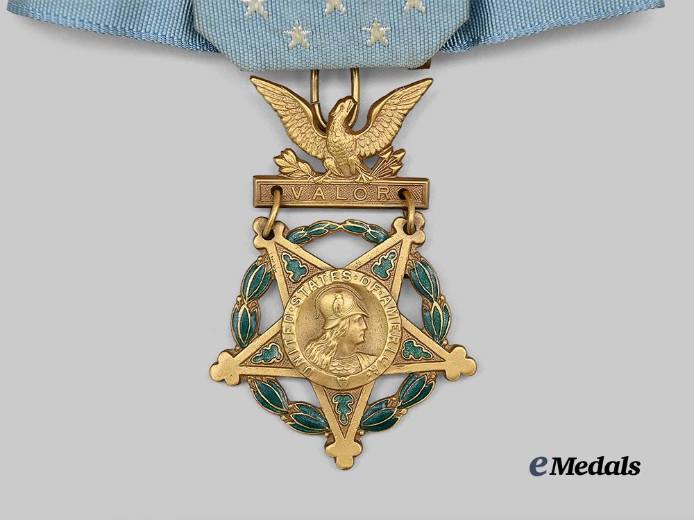 united_states._a_vietnam_era_army_medal_of_honour,_in_case_e_medals__w8547_6