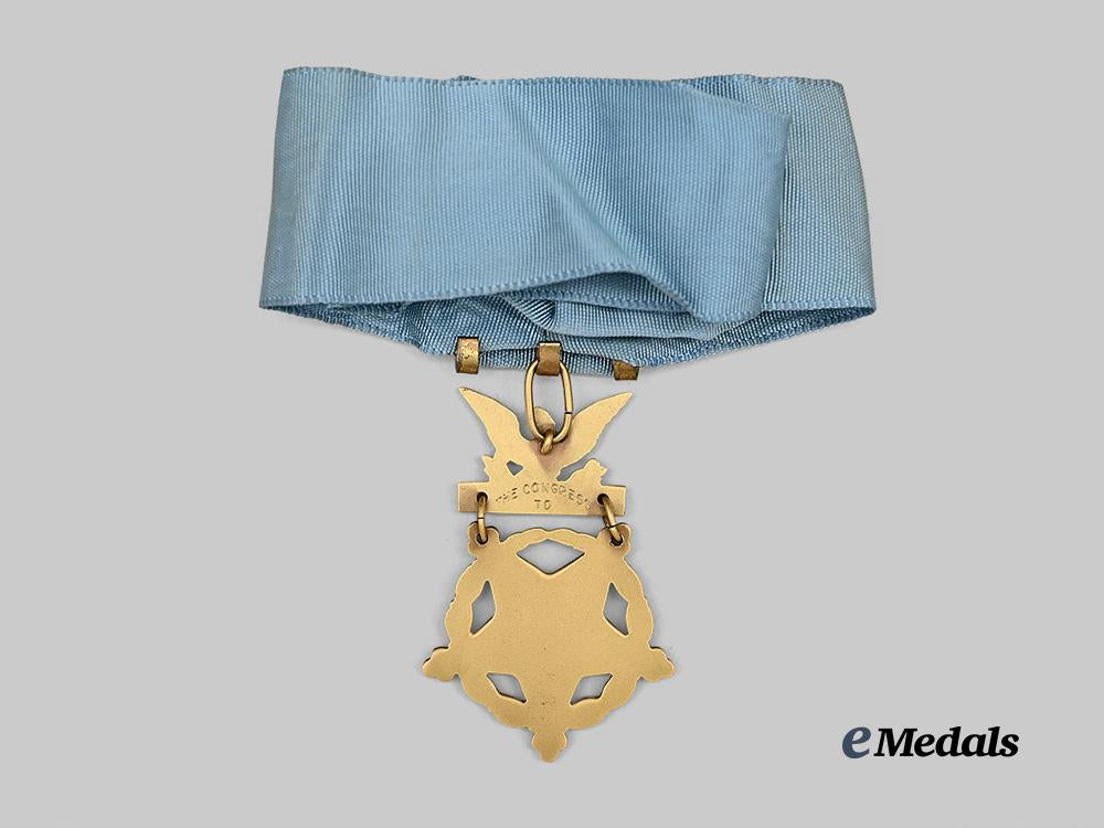 united_states._a_vietnam_era_army_medal_of_honour,_in_case_e_medals__w8547_7