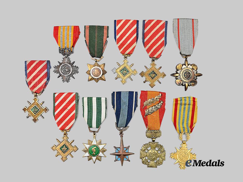 vietnam,_republic._a_mix_of_american_and_vietnam_medals_e_medals__w8553_2