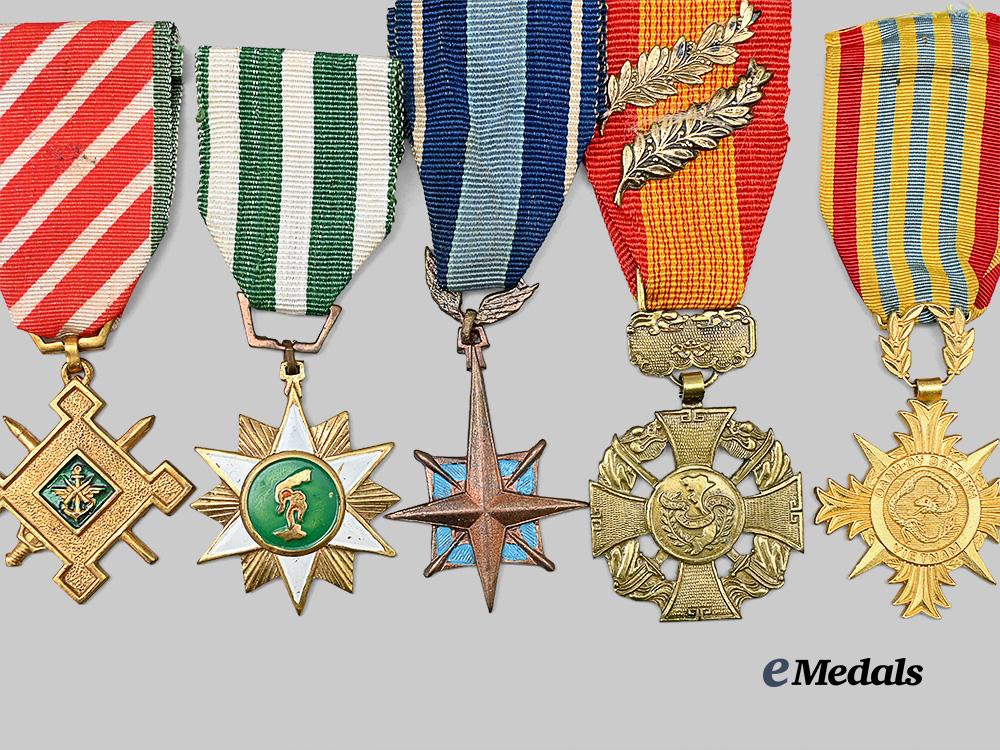 vietnam,_republic._a_mix_of_american_and_vietnam_medals_e_medals__w8553_3